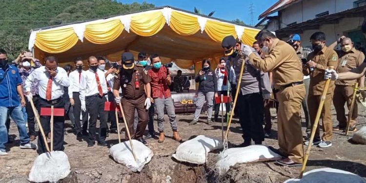 Kapolres Gorontalo Kota AKBP Suka Irawanto bersama Walikota Gorontalo, Marten Taha, beserta seluruh jajaran Forkompinda kota Gorontalo, tengah memusnahkan minuman keras (miras), secara simbolis. Selasa (29/6/2021). (Foto: Sari/gopos)