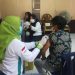 Nandi Salah seorang warga asal kelurahan Hutuo saat divaksinasi Covid-19, di Kantor Camat Limboto, Selasa (29/06/2021). (Foto: Woyo/Gopos)