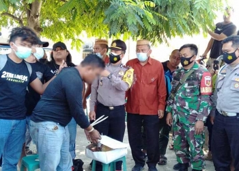 Proses penangkapan FG, pemuda yang menjemput paket narkoba yang diselipkan didalam roti oleh Tim Opsnal Polres Pohuwato dan Polsek Tapa, di Kecamatan Tapa Bone Bolango, Kamis (24/6/2021) kemarin. (Foto Istimewa)