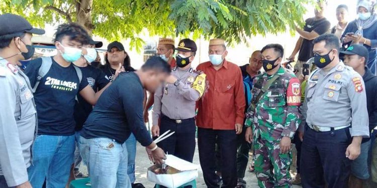 Proses penangkapan FG, pemuda yang menjemput paket narkoba yang diselipkan didalam roti oleh Tim Opsnal Polres Pohuwato dan Polsek Tapa, di Kecamatan Tapa Bone Bolango, Kamis (24/6/2021) kemarin. (Foto Istimewa)
