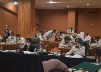 Bupati Gorontalo, Nelson Pomalingo saat menghadiri Focus Group Discussion (FGD), di Ballroom Hotel Grand Q, Rabu (23/6/2021). (Foto: Putra/Gopos)