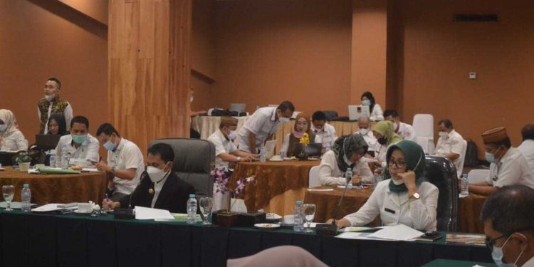 Bupati Gorontalo, Nelson Pomalingo saat menghadiri Focus Group Discussion (FGD), di Ballroom Hotel Grand Q, Rabu (23/6/2021). (Foto: Putra/Gopos)