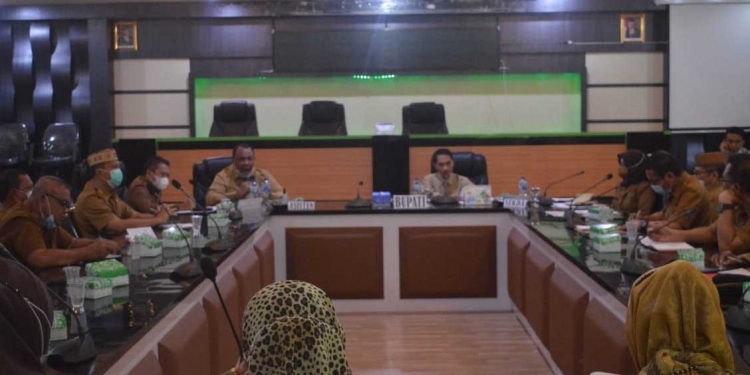 Bupati Gorontalo, Nelson Pomalingo saat melaksanakan Rapat Evaluasi Pelaksanaan PPKM Skala Mikro, bersama jajaran  di Ruang Madani Kantor Bupati Gorontalo, Senin (21/6/2021). (Foto: Putra/Gopos)