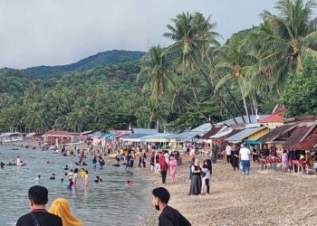 WISATA PANTAI BOTUTONUO- Sejumlah pengunjung terlihat memadati tempat wisata Botutonuo Kecamatan Kabila Bone Kabupaten Bone Bolango. (Foto: Putra/Gopos)