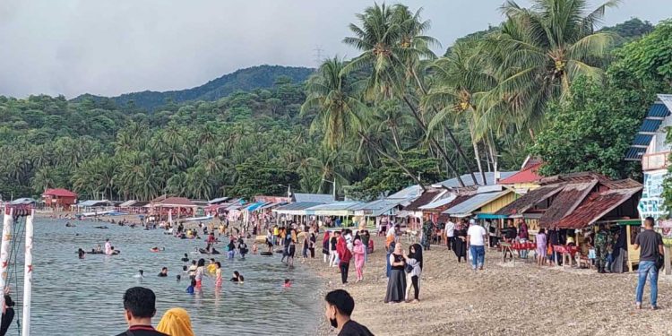 WISATA PANTAI BOTUTONUO- Sejumlah pengunjung terlihat memadati tempat wisata Botutonuo Kecamatan Kabila Bone Kabupaten Bone Bolango. (Foto: Putra/Gopos)