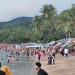 WISATA PANTAI BOTUTONUO- Sejumlah pengunjung terlihat memadati tempat wisata Botutonuo Kecamatan Kabila Bone Kabupaten Bone Bolango. (Foto: Putra/Gopos)