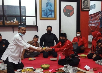 Penyerahan potongan tumpeng kepada Sekretaris DPC PDI Perjuangan Kabupaten Blitar, Suwito, sesaat setelah Do'a Bersama Haul Bung Karno, di Kantor DPC PDI Perjuangan Kabupaten Blitar, Minggu (20/6/2021). (Foto: Ma'ruf/Gopos)