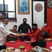 Penyerahan potongan tumpeng kepada Sekretaris DPC PDI Perjuangan Kabupaten Blitar, Suwito, sesaat setelah Do'a Bersama Haul Bung Karno, di Kantor DPC PDI Perjuangan Kabupaten Blitar, Minggu (20/6/2021). (Foto: Ma'ruf/Gopos)
