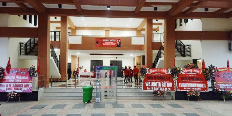 Arena luar Rakerda PDI Perjuangan Jatim, tampak sejumlah kader partai berada di luar Gedung Kesenian Kota Blitar, Senin (21/6/2021). (Ma'ruf/gopos)