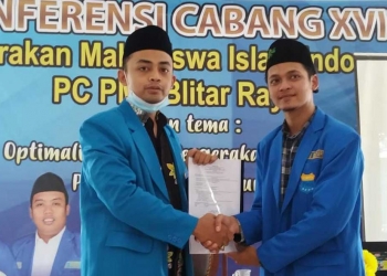 Ketua Mandataris PMII Blitar Raya, Agus Efendi (kanan) bersama perwakilan PKC PMII Jawa Timur, usai pengumuman ketua terpilih, di Lantai 2 Graha NU Kabupaten Blitar, Minggu (27/6/2021).