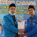 Ketua Mandataris PMII Blitar Raya, Agus Efendi (kanan) bersama perwakilan PKC PMII Jawa Timur, usai pengumuman ketua terpilih, di Lantai 2 Graha NU Kabupaten Blitar, Minggu (27/6/2021).
