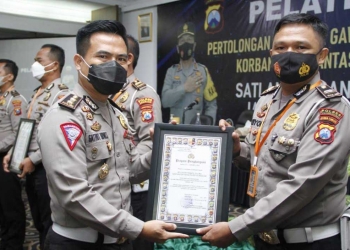 Penyerahan penghargaan oleh Kasubdit Gakkum Ditlantas Polda Jatim, AKBP Gathut Bowo Supriyono kepada Kanit Lala Satlantas Polres Tulungagung Iptu Dion Fitriyanto, di Hotel Singgasana, Surabaya, Selasa (22/6/2021).