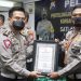 Penyerahan penghargaan oleh Kasubdit Gakkum Ditlantas Polda Jatim, AKBP Gathut Bowo Supriyono kepada Kanit Lala Satlantas Polres Tulungagung Iptu Dion Fitriyanto, di Hotel Singgasana, Surabaya, Selasa (22/6/2021).