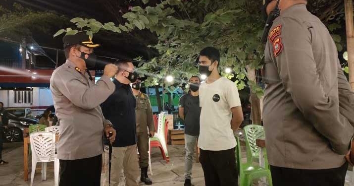 PATROLI KRYD - Kapolres Gorontalo Kota, AKBP Suka Irawanto, saat memberikan himbauan kepada pengunjung dan pengelola tempat makan. Senin malam (21/6/2021). (Foto istimewa)