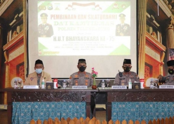 Dari kiri, Kapolres Tulungagung, Wakapolres Tulungagung, dan Kasat Binmas Polres Tulungagung, saat silaturahmi dengan para dai di Liiur Cafe dan Resto, Kamis (24/6/2021).