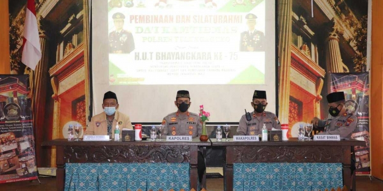 Dari kiri, Kapolres Tulungagung, Wakapolres Tulungagung, dan Kasat Binmas Polres Tulungagung, saat silaturahmi dengan para dai di Liiur Cafe dan Resto, Kamis (24/6/2021).