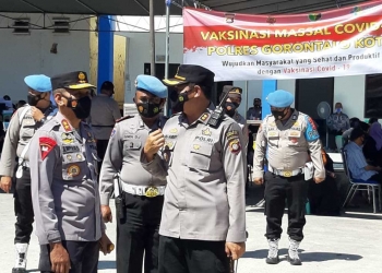 IRJEN POL Dr. Akhmad Wiyagus, Kepala Kepolisian Daerah (Kapolda) Gorontalo (Kiri), Ajun Komisaris Besar Polisi (AKBP) Suka Irawanto, Kepala Kepolisian Resor (Kapolres) Gorontalo Kota (kanan) sedang memantau pelaksanaan vaksinasi di satlantas polres Gorontalo kota. Kamis, (17/6/2021). (Foto: Rhay/Humas)