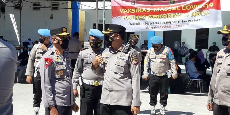 IRJEN POL Dr. Akhmad Wiyagus, Kepala Kepolisian Daerah (Kapolda) Gorontalo (Kiri), Ajun Komisaris Besar Polisi (AKBP) Suka Irawanto, Kepala Kepolisian Resor (Kapolres) Gorontalo Kota (kanan) sedang memantau pelaksanaan vaksinasi di satlantas polres Gorontalo kota. Kamis, (17/6/2021). (Foto: Rhay/Humas)