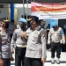 IRJEN POL Dr. Akhmad Wiyagus, Kepala Kepolisian Daerah (Kapolda) Gorontalo (Kiri), Ajun Komisaris Besar Polisi (AKBP) Suka Irawanto, Kepala Kepolisian Resor (Kapolres) Gorontalo Kota (kanan) sedang memantau pelaksanaan vaksinasi di satlantas polres Gorontalo kota. Kamis, (17/6/2021). (Foto: Rhay/Humas)