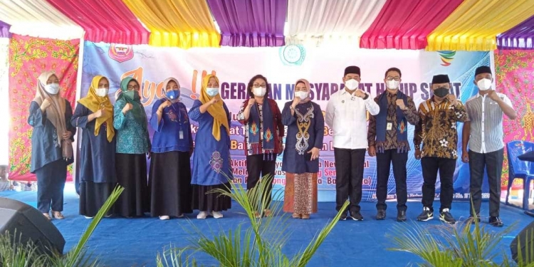 Bupati Hamim Pou, didampingi Ketua TP PKK, Lolly Pou Yunus, dan Wakil Ketua DPRD Bone Bolango, Azan Piola saat menyambut Tim Verifikasi lapangan lintas sektor penilaian Posyandu aktif tingkat Nasional. (Foto AKP/Kominfo)
