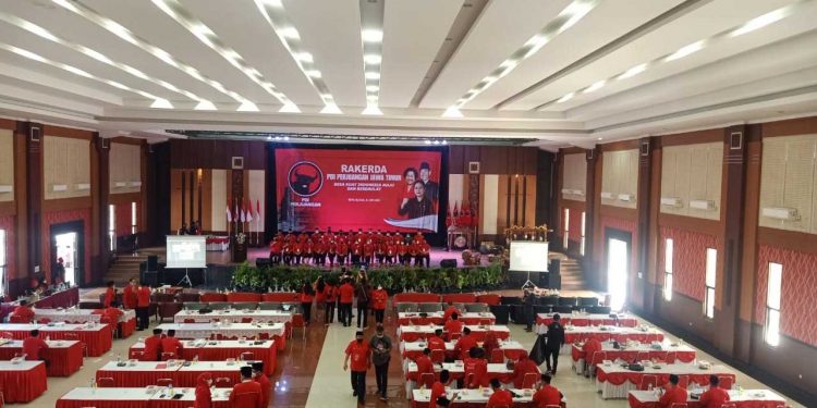 Pelaksanaan Rakerda PDI Perjuangan Jatim, tampak di dalam gedung suasana Rakerda, di Gedung Kesenian Kota Blitar, Senin (21/6/2021). (Foto: Ma'ruf/gopos).