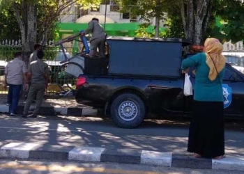 Satpol PP Kabupaten Gorontalo mengamankan sejumlah barang milik Pedagang Kaki Lima (PKL), yang dinilai menggagu aktivitas pejalan kaki di trotoar RSUD MM. Dunda Kabupaten Gorontalo, Kamis (17/6/2021). (Foto: Putra/Gopos)