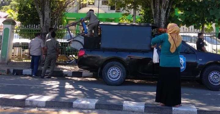 Satpol PP Kabupaten Gorontalo mengamankan sejumlah barang milik Pedagang Kaki Lima (PKL), yang dinilai menggagu aktivitas pejalan kaki di trotoar RSUD MM. Dunda Kabupaten Gorontalo, Kamis (17/6/2021). (Foto: Putra/Gopos)