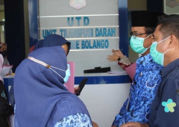 Tim visitasi dari Pemerintah Kabupaten Bone Bolango, Dinas Kesehatan Provinsi Gorontalo, Dinas Kesehatan Bone Bolango, BPOM Gorontalo, PMI Gorontalo, dan unsur lainnya saat melakukan penilaian untuk operasional Unit Tranfusi Darah RS Toto Kabila. (Foto: Irul/Kominfo)