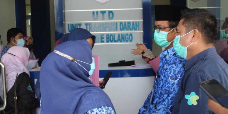 Tim visitasi dari Pemerintah Kabupaten Bone Bolango, Dinas Kesehatan Provinsi Gorontalo, Dinas Kesehatan Bone Bolango, BPOM Gorontalo, PMI Gorontalo, dan unsur lainnya saat melakukan penilaian untuk operasional Unit Tranfusi Darah RS Toto Kabila. (Foto: Irul/Kominfo)