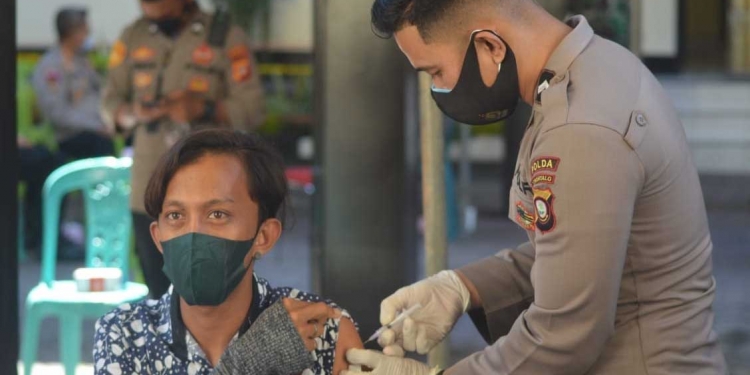 Suasana Vaksinasi Massal di Polda Gorontalo, Sabtu (26/6/2021). (Foto: Putra/Gopos)