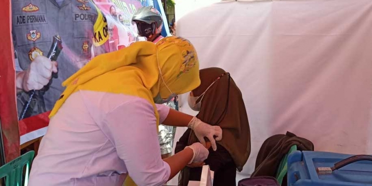 Sil Yusuf salah seorang masyarakat yang ikut divaksinasi Covid-19, di Lapangan Pesat Gatra Polres Gorontalo, Rabu  (16/6/2021). (Foto: Putra/Gopos)