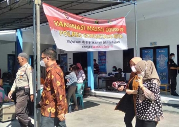 VAKSINASI MASSAL - Masyakarat Kota Gorontalo sedang menunggu untuk divaksinasi. Kamis, (17/6/2021). (Foto: Sari/gopos)
