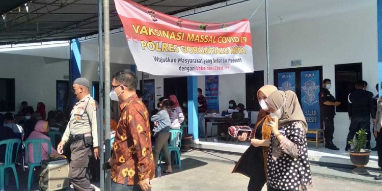 VAKSINASI MASSAL - Masyakarat Kota Gorontalo sedang menunggu untuk divaksinasi. Kamis, (17/6/2021). (Foto: Sari/gopos)