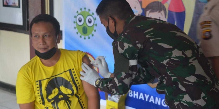 Cristian (39) masyarakat asal Kelurahan Dutulanaa Kecamatan Limboto saat disuntikkan vaksin. (Foto: Putra/ Gopos)
