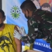 Cristian (39) masyarakat asal Kelurahan Dutulanaa Kecamatan Limboto saat disuntikkan vaksin. (Foto: Putra/ Gopos)