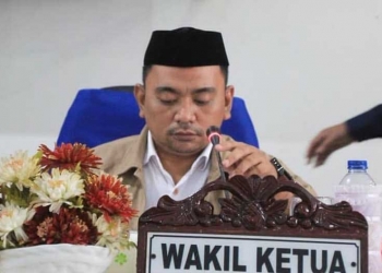 Wakil Ketua II DPRD Bone Bolango, Zainudin Pedro Bau saat memimpin Rapat Paripurna DPRD Bone Bolango dalam rangka pembicaraan tingkat II terhadap Ranperda tentang perubahan peraturan daerah Kabupaten Bone Bolango No. 8 Tahun 2016 tentang pembentukan dan susunan perangkat daerah. (Foto istimewa)