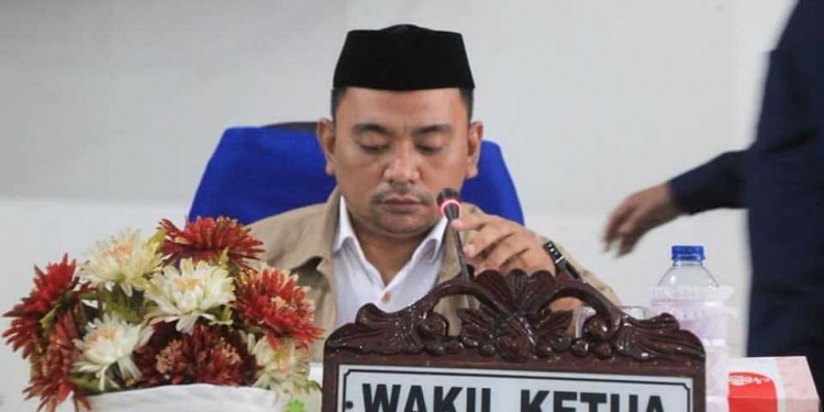 Wakil Ketua II DPRD Bone Bolango, Zainudin Pedro Bau saat memimpin Rapat Paripurna DPRD Bone Bolango dalam rangka pembicaraan tingkat II terhadap Ranperda tentang perubahan peraturan daerah Kabupaten Bone Bolango No. 8 Tahun 2016 tentang pembentukan dan susunan perangkat daerah. (Foto istimewa)