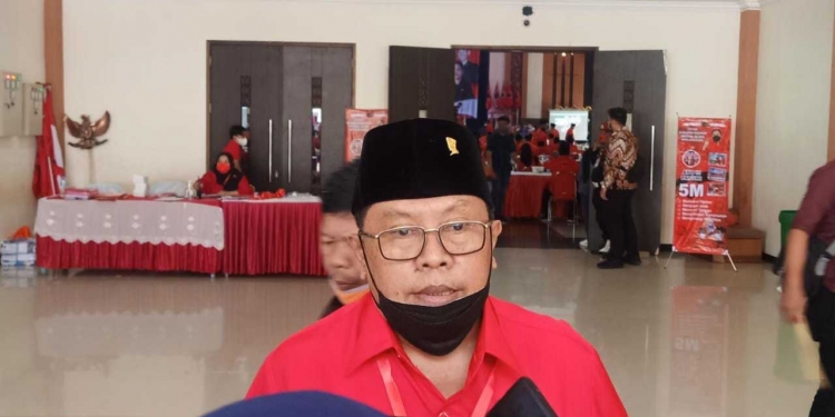 Wali Kota Blitar Santoso, usai menghadiri pembukaan Rakerda PDI Perjuangan Jatim, di Balai Kesenian Kota Blitar, Senin (21/6/2021). (Foto: ma'ruf/gopos)