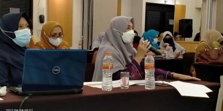 Kepala Distannak Bone Bolango, Roswaty Agus yang turut didampingi Kabid Penyuluhan. Yoana Rahman mengikuti Rakor pengawalan dan pendampingan program utama pembangunan pertanian tahun 2021, berlangsung dari tanggal 17- 19 Juni 2021, di Hotel Santika BSD City- Serpong, Kota Tangerang Selatan-Banten. (Foto Istimewa)