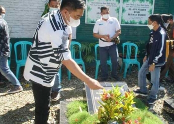 Hardi Sidiki, Ketua Dewan Perwakilan Rakyat Daerah (DPRD) Kota Gorontalo, sedang menaburkan bunga di makam Hasan Abas Nusi (salah satu pendiri lahirnya Provinsi Gorontalo). (Foto: Humas)