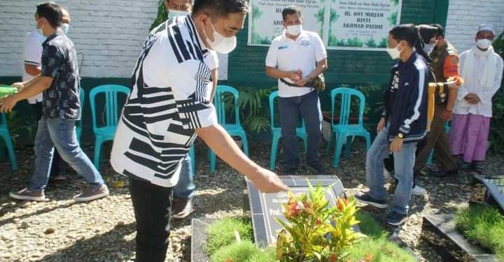 Hardi Sidiki, Ketua Dewan Perwakilan Rakyat Daerah (DPRD) Kota Gorontalo, sedang menaburkan bunga di makam Hasan Abas Nusi (salah satu pendiri lahirnya Provinsi Gorontalo). (Foto: Humas)