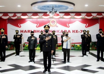 Ketua DPRD Provinsi Gorontalo, Paris Jusuf saat menghadiri Upacara dan Syukuran Hari Ulang Tahun (HUT) ke-75 Bhayangkara di Aula Titinepo Polda Gorontalo. Kamis (1/7/2021). Foto istimewa