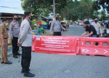 PENUTUPAN JALAN - Polres Gorontalo Kota saat melakukan penyekatan jalan di wilayah Kota Tengah, Kota Gorontalo. Foto istimewa