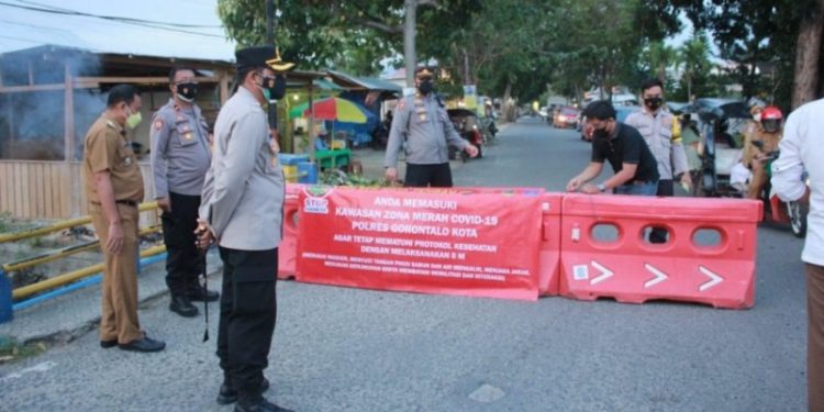PENUTUPAN JALAN - Polres Gorontalo Kota saat melakukan penyekatan jalan di wilayah Kota Tengah, Kota Gorontalo. Foto istimewa