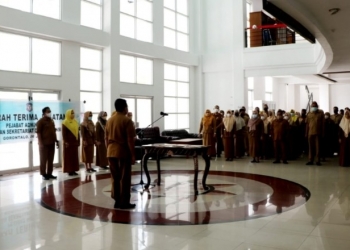 SERTIJAB - Sekretaris DPRD Provinsi Gorontalo, Drs Mitran Tuna saat memimpin Serah Terima Jabatan (Sertijab) di Kantor DPRD Provinsi Gorontalo, Selasa (6/7/2021). Foto istimewa