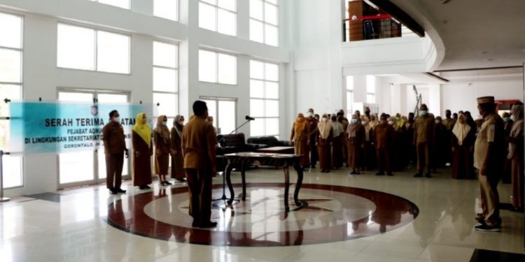 SERTIJAB - Sekretaris DPRD Provinsi Gorontalo, Drs Mitran Tuna saat memimpin Serah Terima Jabatan (Sertijab) di Kantor DPRD Provinsi Gorontalo, Selasa (6/7/2021). Foto istimewa