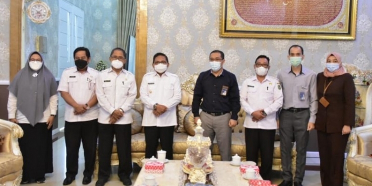 PEMULIHAN EKONOMI - Wali Kota Gorontalo, Marten Taha saat audiensi bersama Pimpinan Cabang BNI Gorontalo di Rudis Wali Kota Gorontalo. Rabu (7/7/2021). Foto (Diskominfo Kota Gorontalo)
