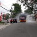 Petugas Kepolisian saat melakukan penyemprotan desinfektan di sepanjang jalan. Foto istimewa