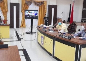 Ketua DPRD Provinsi Gorontalo, Paris RA Jusuf saat menghadiri rapat terbatas yang dilaksanakan di Rumah Jabatan Gubernur Gorontalo, yang dihadiri oleh Forkopimda Provinsi Gorontalo. Foto istimewa