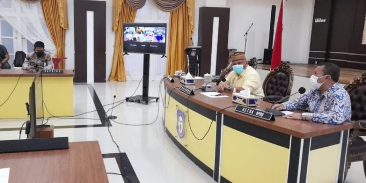 Ketua DPRD Provinsi Gorontalo, Paris RA Jusuf saat menghadiri rapat terbatas yang dilaksanakan di Rumah Jabatan Gubernur Gorontalo, yang dihadiri oleh Forkopimda Provinsi Gorontalo. Foto istimewa